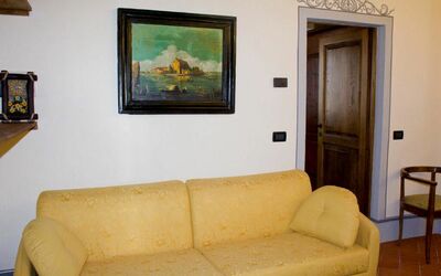 Primula: Camera, Mobilia, Proprietà, Divano, Soggiorno, Interior Design, Parete, Tavolo, Casa, Costruzione