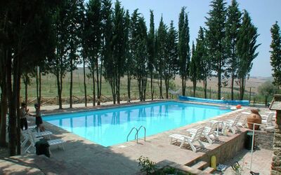 Aia Vecchia Di Montalceto: Acqua, Proprietà, Piscina, Cielo, Azzurro, Shade, Albero, Corpo D'Acqua, Pianta, Tempo Libero