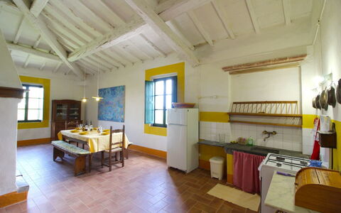 Santa Vittoria: Camera, Costruzione, Proprietà, Interior Design, Giallo, Casa, Mobilia, Soffitto, Immobiliare, Pavimento