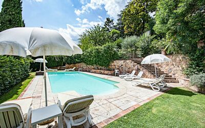 Fonte Del Castagno: Acqua, Pianta, Nube, Mobilia, Proprietà, Cielo, Piscina, Ombrello, Sedia, Mobili Da Esterno