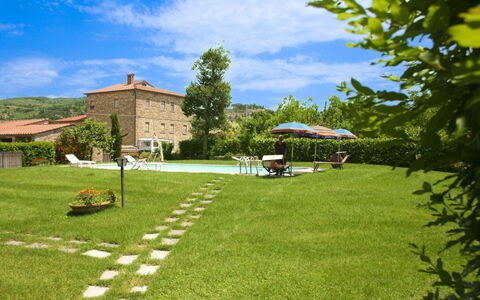 Pozzonovo: Piscina, Giardino, Prato, Mobili Da Esterno, Cortile, Backyard, Cibo, Parco, Tavolo Esterno, Villa