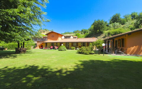 Le Balze: Erba, Casa, Arbusto, Paesaggio, Zona Residenziale, Estate, Tetto, Villetta, Casa