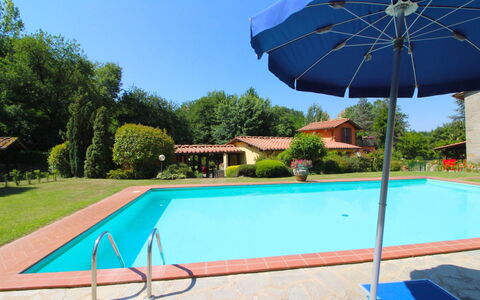 Le Balze: Cielo, Pianta, Proprietà, Costruzione, Ombrello, Blu, Verde, Piscina, Shade, Azzurro