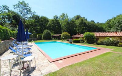 Le Balze: Pianta, Cielo, Proprietà, Piscina, Shade, Albero, Acqua, Sedia, Erba, Tempo Libero