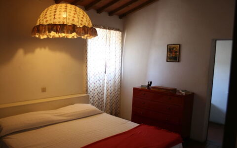 Agriturismo Bevignano: Camera, Camera Da Letto, Mobilia, Paralume, Letto, Proprietà, Illuminazione Accessori, Illuminazione, Interior Design, Costruzione