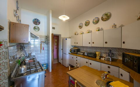 Casa Grion: Pavimentazione, Interior Design, Mobilia, Camera, Soffitto, Pavimento, Apparecchio Major, Cucina, Elettrodomestico Da Cucina, Cabinetry