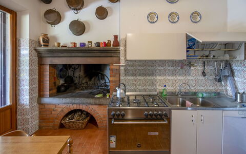 Casa Grion: Cucina, Elettrodomestico Da Cucina, Apparecchio Major, Cucina Stufa, Pavimentazione, Interior Design, Stufa, Camera, Stufa A Gas, Controsoffitto