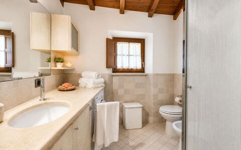 Pieve di Sant Ippolito: Pavimentazione, Interior Design, Pavimento, Idraulico Fixture, Lavello, Soffitto, Casa, Rubinetto, Illuminazione, Bagno