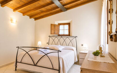 Pieve di Sant Ippolito: Mobilia, Interior Design, Letto, Soffitto, Pavimentazione, Camera Da Letto, Pavimento, Telaio Del Letto, Casa, Camera