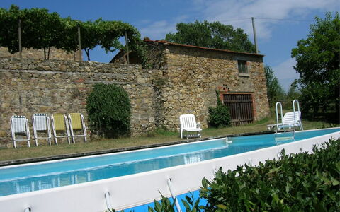 Casa Rossa: Acqua, Pianta, Cielo, Mobilia, Nube, Costruzione, Finestra, Piscina, Azzurro, Sedia
