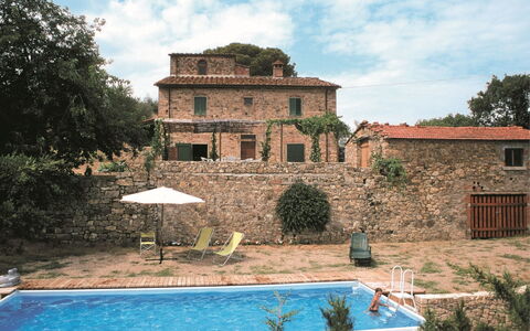 Casa Rossa: Acqua, Pianta, Nube, Cielo, Costruzione, Natura, Albero, Piscina, Finestra, Zona Residenziale