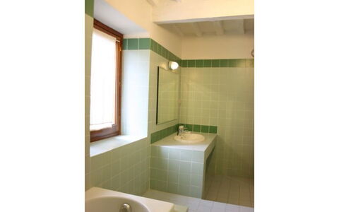 Casa Rossa: Proprietà, Bagno, Camera, Soffitto, Piastrella, Interior Design, Idraulico Fixture, Costruzione, Architettura, Lavandino Del Bagno