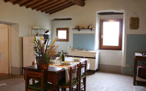 Casa Rossa: Camera, Costruzione, Proprietà, Soffitto, Mobilia, Interior Design, Casa, Pavimento, Tavolo, Immobiliare