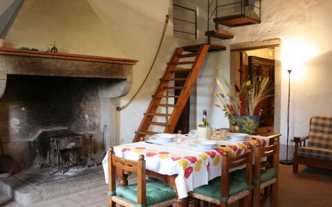 Casa Rossa: Camera, Proprietà, Mobilia, Costruzione, Interior Design, Tavolo, Casa, Pavimento, Sala Da Pranzo, Loft