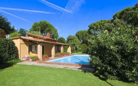 Pagliazzone: Piscina, Arbusto, Casa, Casa, Zona Residenziale, Ricorrere, Giardino, Villetta, Shade, Estate