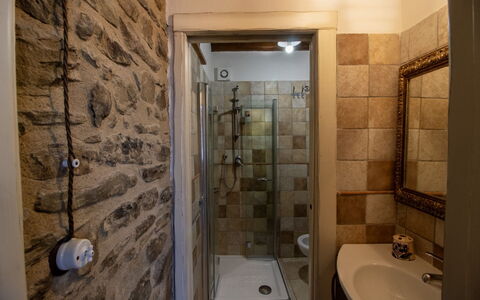 La Casa di Pino: Parete, Idraulico Fixture, Bagno, Pavimentazione, Pavimento, Interior Design, Idraulico, Illuminazione, Camera, Soffitto