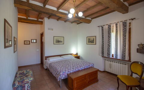 Casale Aiola: Mobilia, Legna, Interior Design, Letto, Camera Da Letto, Pavimento, Camera, Soffitto, Pavimentazione, Lenzuolo