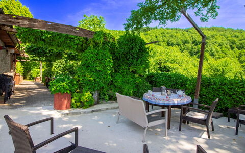 Casale Aiola: Mobilia, Tavolo, Mobili Da Esterno, Sedia, Arbusto, Tavolo Esterno, Shade, Giardino, Primavera, Cucina & Sala Da Pranzo Tavolo