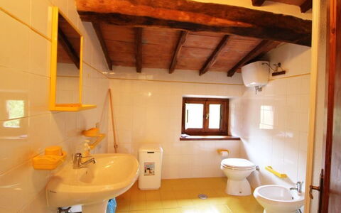 Casale Aiola: Camera, Bagno, Proprietà, Costruzione, Interior Design, Casa, Soffitto, Idraulico Fixture, Architettura, Gabinetto