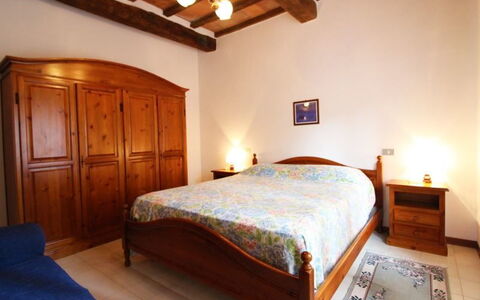 Casale Aiola: Camera Da Letto, Letto, Mobilia, Camera, Lenzuolo, Proprietà, Telaio Del Letto, Bedding, Interior Design, Soffitto