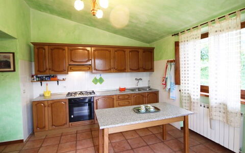 Casale Aiola: Proprietà, Camera, Cucina, Costruzione, Mobilia, Casa, Interior Design, Cabinetry, Immobiliare, Pavimento