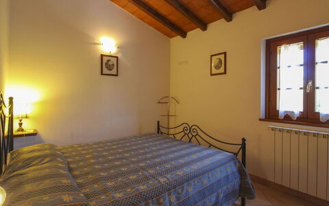 Il Viaggiolo: Mobilia, Legna, Interior Design, Letto, Pavimentazione, Camera Da Letto, Soffitto, Pavimento, Camera, Illuminazione