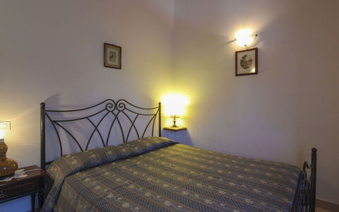 Il Viaggiolo: Letto, Camera Da Letto, Lenzuolo, Interior Design, Bedding, Camera, Pavimento, Biancheria, Pavimentazione, Telaio Del Letto