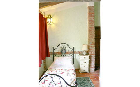 La Rogaia: Camera Da Letto, Letto, Parete, Bedding, Lenzuolo, Interior Design, Mobilia, Illuminazione, Telaio Del Letto, Biancheria