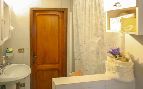 La Rogaia: Parete, Lavandino Del Bagno, Idraulico Fixture, Interior Design, Pavimentazione, Pavimento, Bagno, Camera, Idraulico, Rubinetto