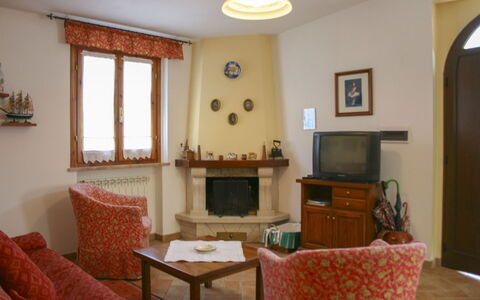 Podere San Bono: Mobilia, Interior Design, Legna, Camera, Pavimentazione, Illuminazione, Pavimento, Soggiorno, Cornice, Tavolo
