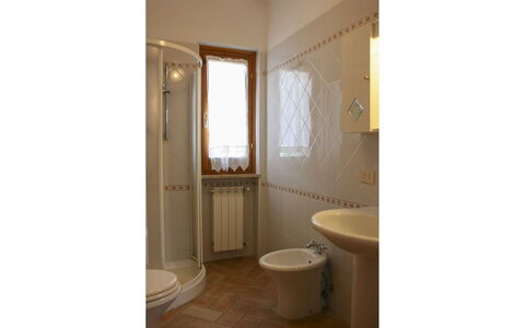 Podere San Bono: Parete, Pavimentazione, Pavimento, Idraulico Fixture, Interior Design, Bagno, Lavandino Del Bagno, Idraulico, Camera, Rubinetto