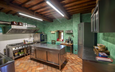 Torre di Vignale: Cucina, Interior Design, Mobilia, Legna, Pavimentazione, Controsoffitto, Illuminazione, Soffitto, Camera, Elettrodomestico Da Cucina