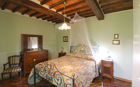 Casale Lorenzo: Mobilia, Letto, Interior Design, Camera Da Letto, Parete, Bedding, Lenzuolo, Legna, Soffitto, Pavimentazione