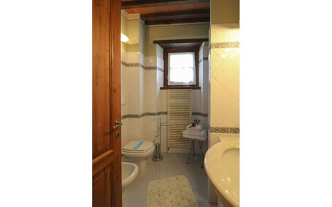 Casale Lorenzo: Pavimentazione, Legna, Pavimento, Interior Design, Idraulico Fixture, Camera, Idraulico, Soffitto, Bagno, Rubinetto