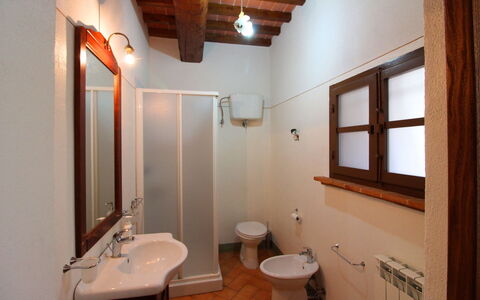Casa Bella: Camera, Proprietà, Bagno, Costruzione, Casa, Idraulico Fixture, Interior Design, Architettura, Immobiliare, Gabinetto