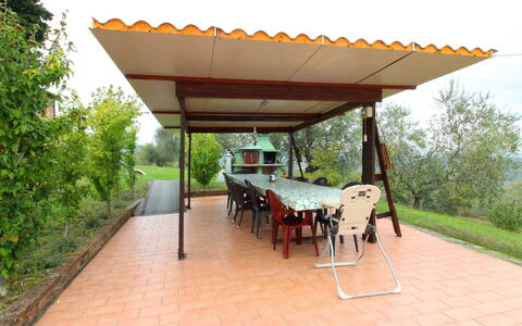 Casa Bella: Pianta, Tavolo, Proprietà, Cielo, Albero, Shade, Mobili Da Esterno, Costruzione, Tavolo Esterno, Porta