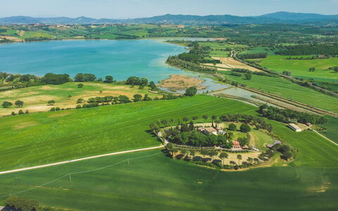 Poggio Falcone: Acqua, Cielo, Risorse Idriche, Nube, Verde, Paesaggio Naturale, Ambiente Naturale, Highland, Albero, Lotto