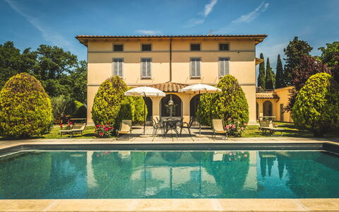 Poggio Falcone: Acqua, Cielo, Pianta, Nube, Proprietà, Albero, Piscina, Zona Residenziale, Finestra, Erba
