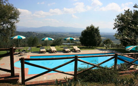 Podere della Crocchia: Cielo, Nube, Pianta, Shade, Albero, Paesaggio Naturale, Mobili Da Esterno, Corpo D'Acqua, Piscina, Erba