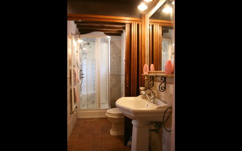 Podere della Crocchia: Bagno, Camera, Proprietà, Interior Design, Illuminazione, Casa, Costruzione, Casa, Mobilia, Soffitto