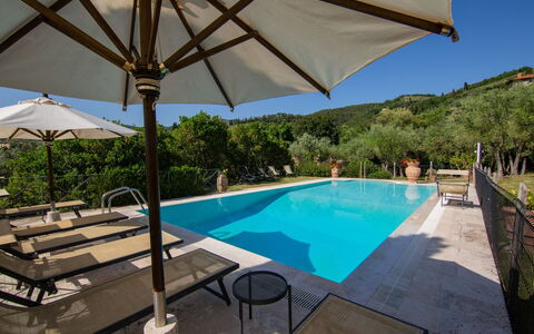 Villa degli Olivi: Acqua, Costruzione, Cielo, Proprietà, Mobilia, Pianta, Piscina, Tavolo, Azzurro, Ombrello