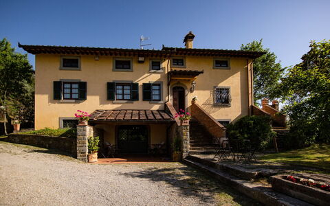 Villa degli Olivi: Pianta, Cielo, Costruzione, Finestra, Albero, Casa, Legna, Villetta, Porta, Zona Residenziale