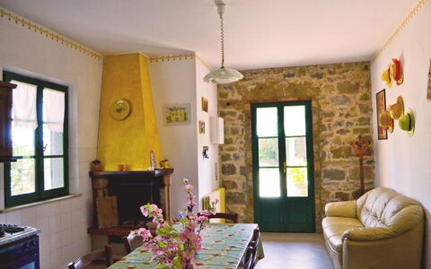 Villa Cantagallo: Camera, Proprietà, Interior Design, Costruzione, Giallo, Soggiorno, Mobilia, Casa, Immobiliare, Soffitto