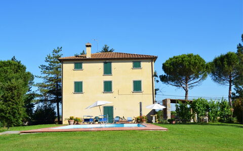 Villa Cantagallo: Cielo, Pianta, Costruzione, Finestra, Albero, Lotto, Casa, Erba, Villetta, Zona Residenziale