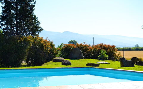 Villa Cantagallo: Acqua, Cielo, Pianta, Piscina, Albero, Rettangolo, Costruzione, Shade, Erba, Paesaggio Naturale
