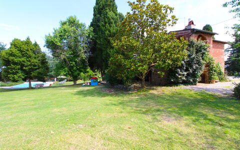 Villa Cecilia: Pianta, Cielo, Nube, Proprietà, Albero, Botanica, Paesaggio Naturale, Casa, Erba, Costruzione