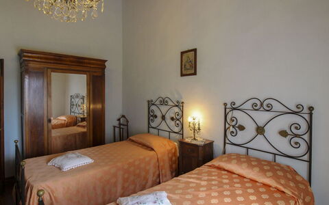 Villa Cecilia: Parete, Camera Da Letto, Interior Design, Letto, Pavimento, Bedding, Mobilia, Telaio Del Letto, Lenzuolo, Pavimentazione