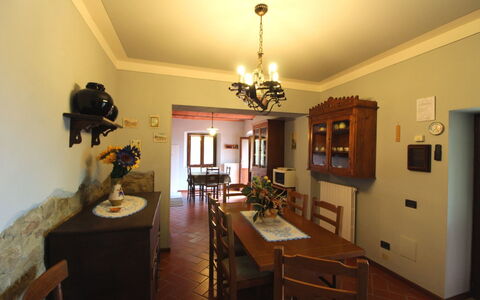 Agriturismo Arcobaleno: Camera, Proprietà, Sala Da Pranzo, Mobilia, Costruzione, Interior Design, Soffitto, Pavimento, Casa, Latifoglie