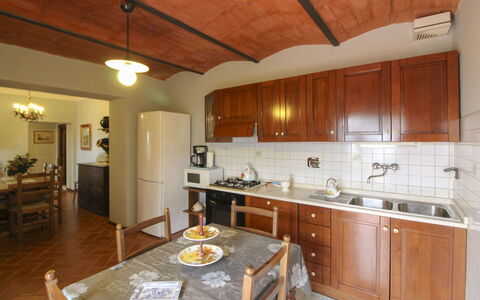 Agriturismo Arcobaleno: Mobilia, Interior Design, Pavimentazione, Controsoffitto, Soffitto, Legna, Cucina, Pavimento, Cabinetry, Elettrodomestico Da Cucina