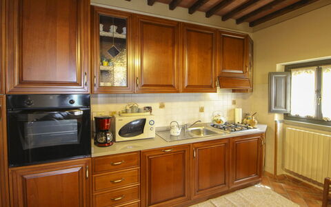 Agriturismo Ca di Vestro: Cucina, Elettrodomestico Da Cucina, Apparecchio Major, Controsoffitto, Cabinetry, Legna, Mobilia, Interior Design, Pavimentazione, Cucina Stufa